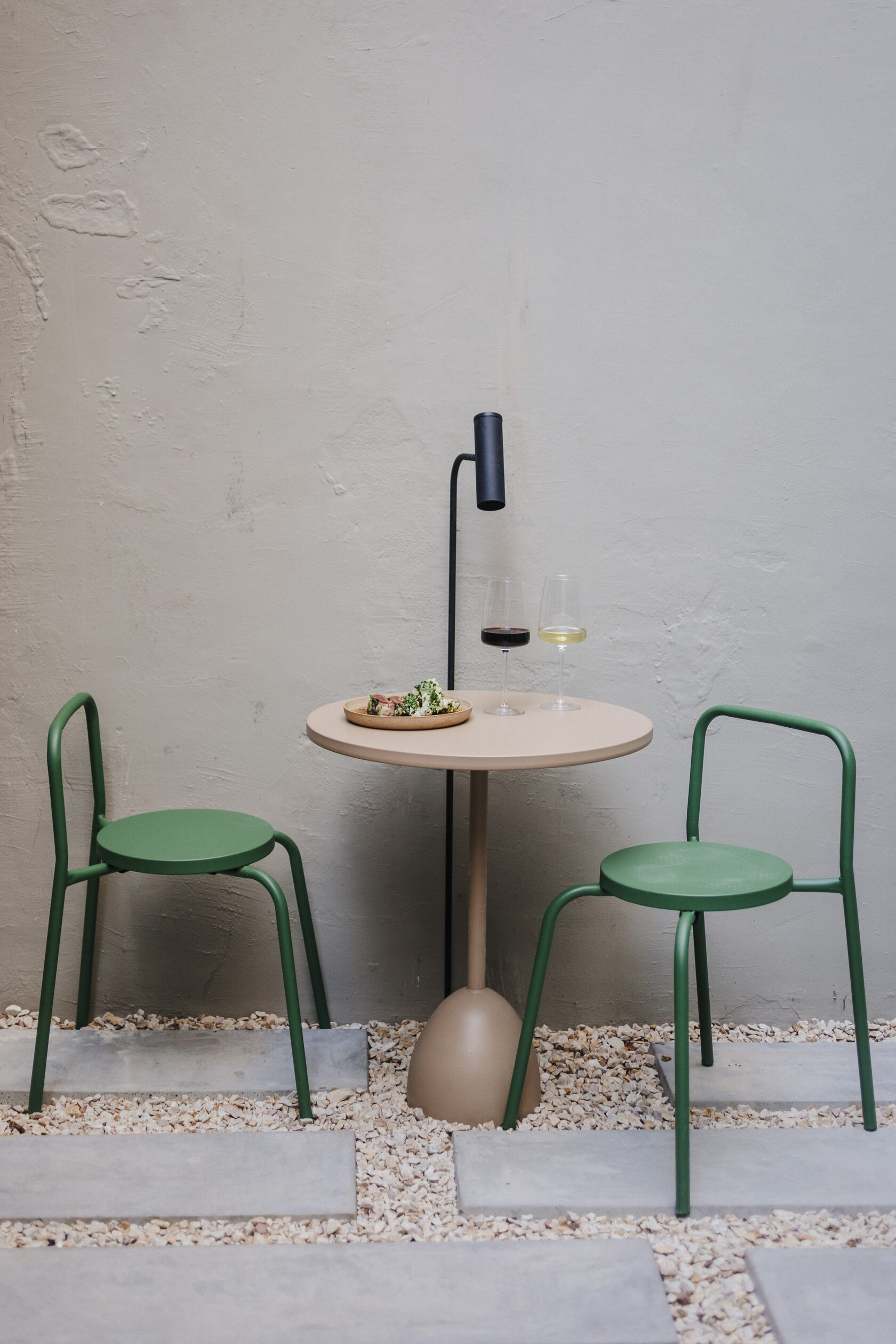 Espacio al aire libre en MUSGO con vino y cocina de autor