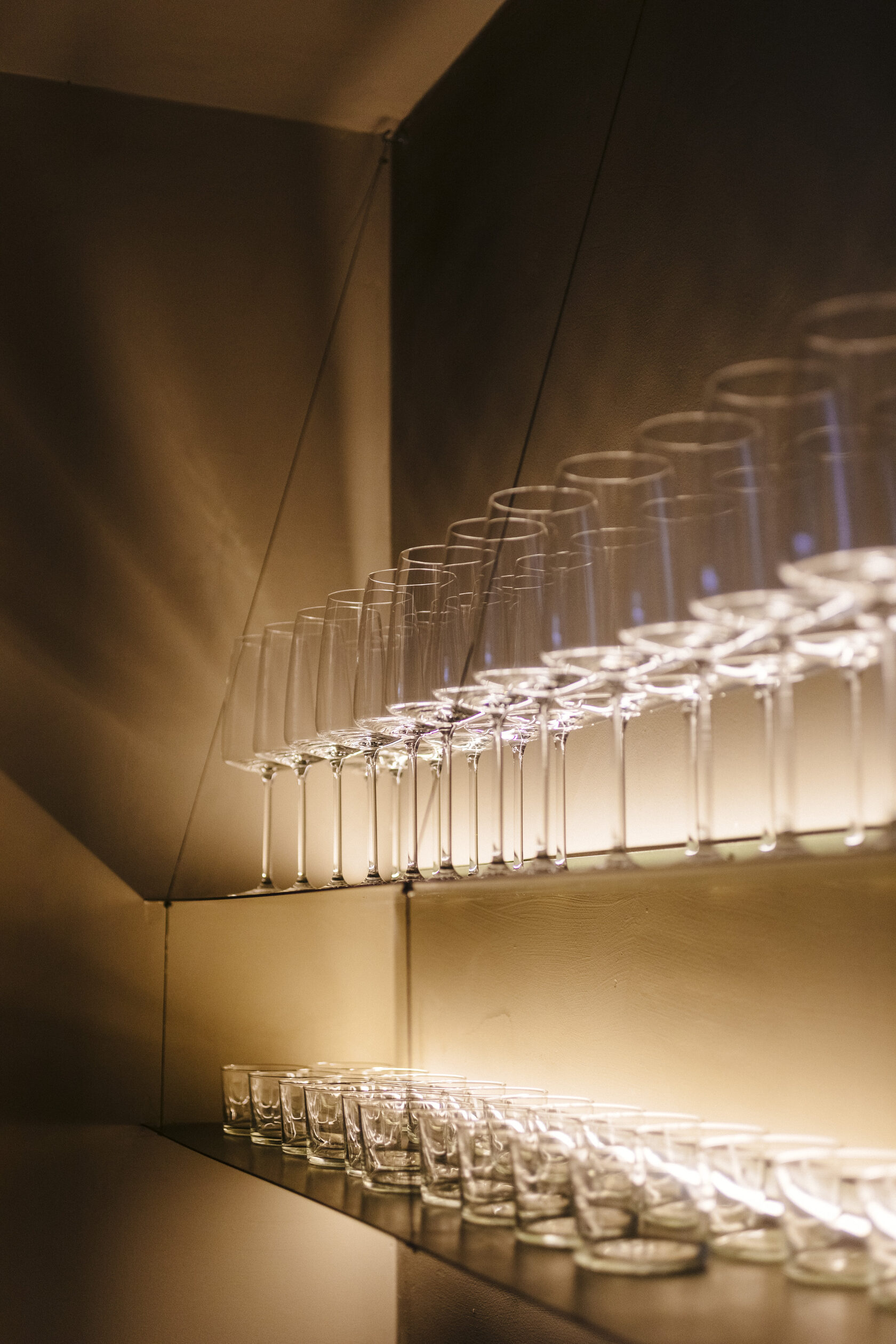 Diseño minimalista y cava de copas en MUSGO, restaurante en Buenos Aires