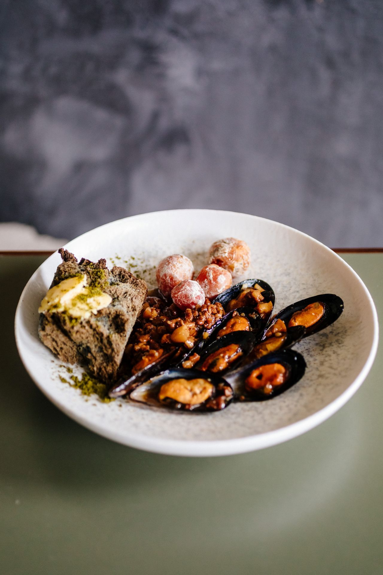 Mejillones con pan de carbón